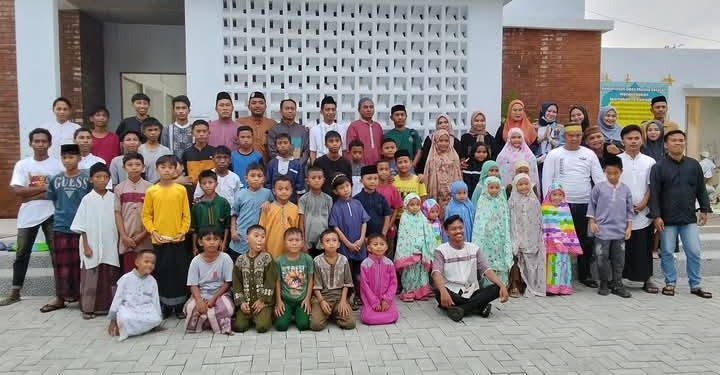 Rakyat Penambang dan FKT Pohuwato Buka Puasa Bersama Anak Yatim di Masjid Kapal Munzalan