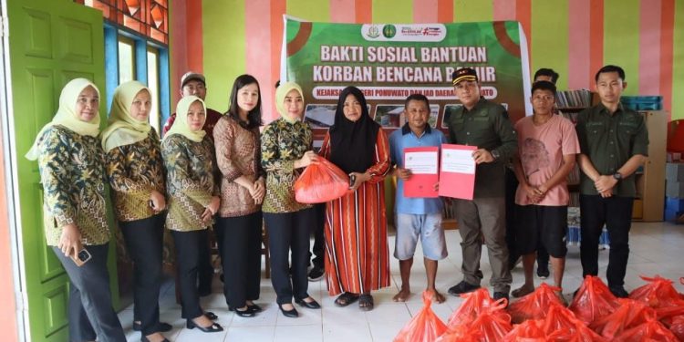 Didampingi Ketua IAD, Kejari Pohuwato Salurkan Bantuan Kemanusiaan di Kecamatan Wanggarasi